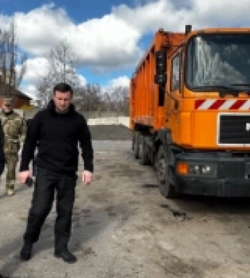 До Херсона надійшла техніка для прибирання сміття з різних громад України