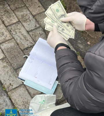 В Одессе разоблачили должностных лиц РГА, которые требовали взятки за избежание штрафных санкций