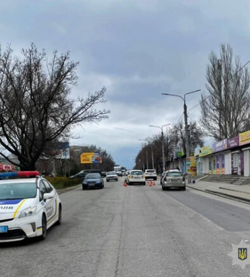 Жінка загинула, а 3-річна дитина з травмами у лікарні: у Запоріжжі сталося дві серйозні аварії, — ФОТО