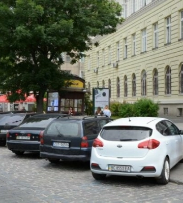Львів&#039;ян закликають надсилати фото неправильно припаркованих машин
