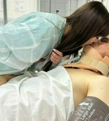 Не тільки лікують, а й стануть свідками на весіллі: медики Дніпра врятували молодого хлопця