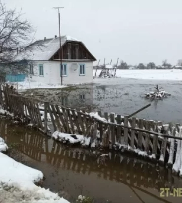 Рятувальники надають допомогу населенню, яке потерпає від наслідків негоди