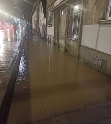 У Львові через забитий дощоприймач пішла під воду одна з найстаріших вулиць
