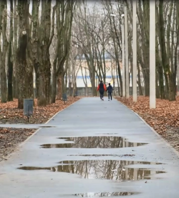 У Харкові приводять до ладу парк, по якому було до 30 “прильотів” (відео)