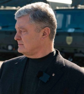 Порошенко передає на фронт 15 обладнаних вантажівок DAF