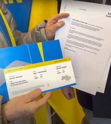 Евродепутатам вручили билеты в украинский Крым