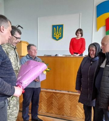Повернувся на поле бою, щоб врятувати побратимів: матері загиблого Героя з Рівненщини вручили орден