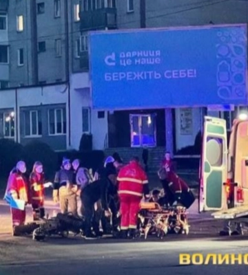 Водій кинув авто і втік, його розшукують: деталі аварії в Луцьку, в якій постраждав 18-річний мотоцикліст та його пасажир