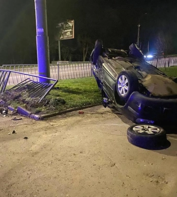Нічна ДТП  у Рівному. Постраждав пасажир легковика