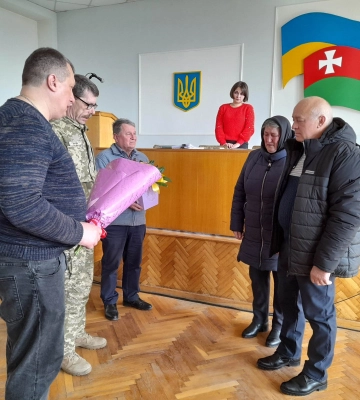 Повернувся на поле бою, щоб врятувати побратимів: матері загиблого Героя з Рівненщини вручили орден