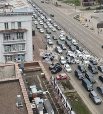 Востаннє таке було, коли приїздив Байден: у Києві величезний затор на проспекті Перемоги