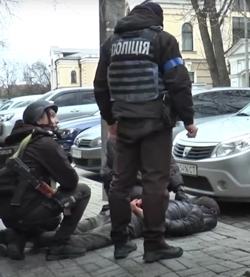 У Сумах неадекват вдарив бармена пляшкою по голові (відео)
