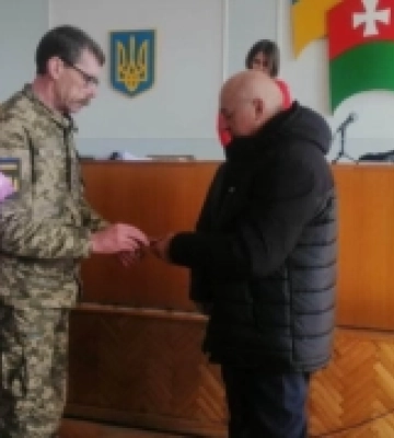 Повернувся на поле бою, щоб врятувати побратимів: матері загиблого Героя з Рівненщини вручили орден