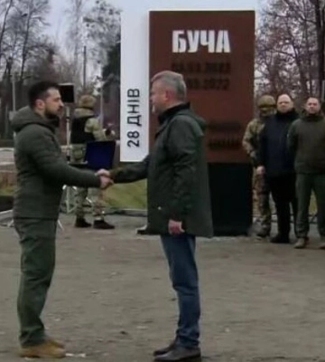 Президент Зеленський вручив громаді Бучі почесну відзнаку «Місто-герой України»