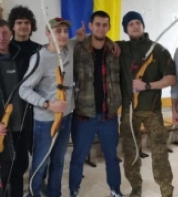 У Луцьку військові, які перебувають на відновленні, навчаються стрільбі з лука