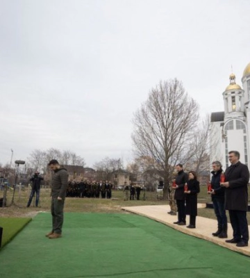 Зеленський, президентка Молдови та премʼєри трьох країн вшанували памʼять убитих у Бучі