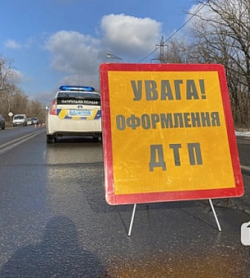 У Кривому Розі легковик в`їхав у дорожню огорожу