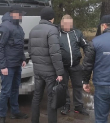 На Львівщині затримали керівника лісництва, який продавав цінну деревину під виглядом дров