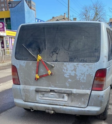 Показали, як водій «оригінально» припаркувався в Рівному