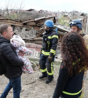 Обстріл Запоріжжя: рятувальники вивільнили жінку та дитину з пошкодженого будинку