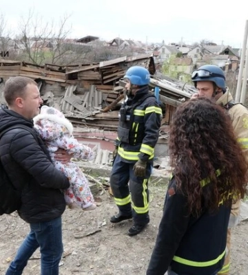 В Запорожье спасатели вывободили женщину с ребенком из поврежденного ракетным ударом дома
