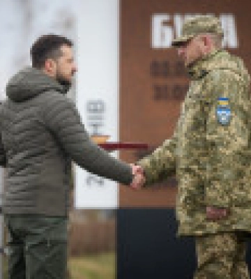 Зеленський відвідав Бучу на річницю звільнення: підняв прапор та вручив почесну відзнаку міста-героя