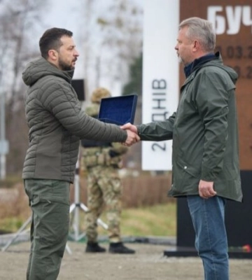 Зеленський вручив Бучі відзнаку Місто-герой та нагородив захисників