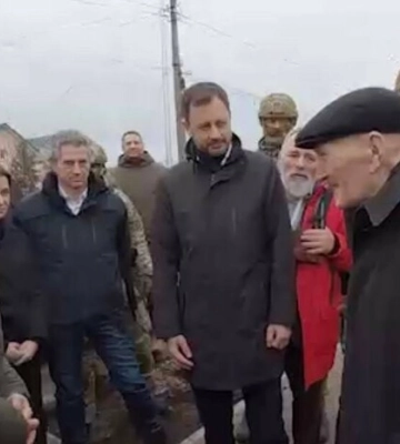 Президент із іноземною делегацією відвідали одну з найбільш зруйнованих вулиць Бучі (відео)