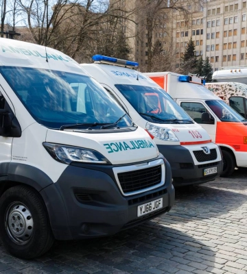 Захисникам Харківщини передали 4 авто для евакуації поранених та техніку