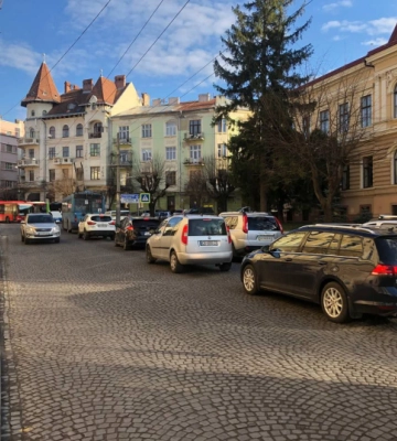 У Чернівцях на Університетській - величезний затор через розширення тротуару