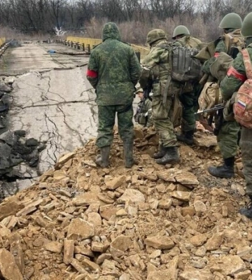 Поки одна частина окупантів штурмує Бахмут, інша – тікає з військових частин: як пройшов день на фронті