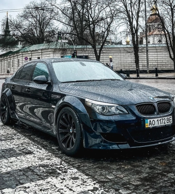В Киеве заметили редкий заряженный седан BMW с ярким тюнингом 