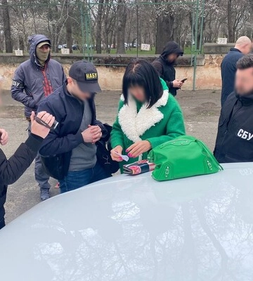 Чиновника райадміністрації Одеси затримали на хабарі у 500 доларів