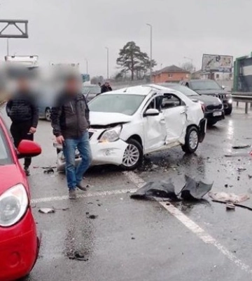 Під Києвом зіткнулися автобус та дев&#039;ять авто, є постраждалі
