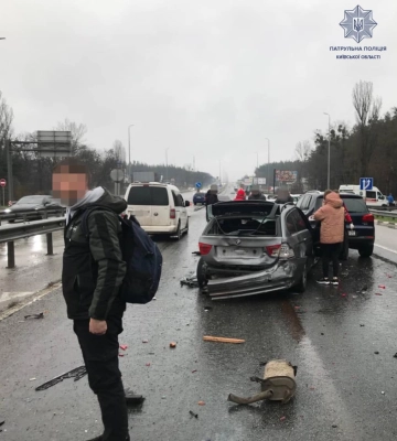 На трасі Київ-Чоп зіткнулись автобус та п’ять легковиків