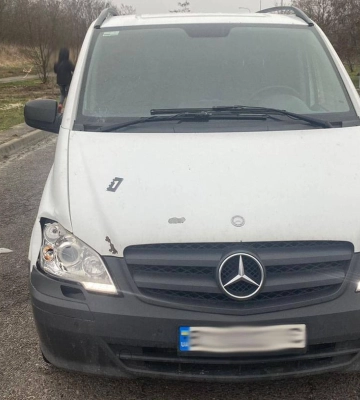 У Львові на проїзній частині дороги авто збило жінку