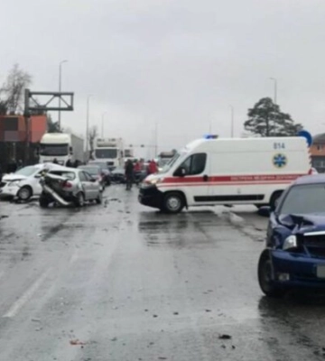 На трасі Київ - Житомир сталася ДТП за участю автобуса та 9 легковиків