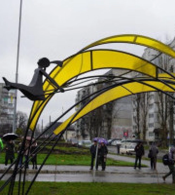 У Бородянці встановили скульптуру “Дівчинка під сонцем” з нагоди річниці деокупації Київщини