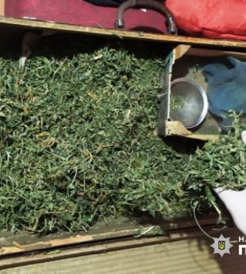 У Чернівцях поліція вилучила у затриманого дилера наркотики на понад пів мільйона гривень (ФОТО)