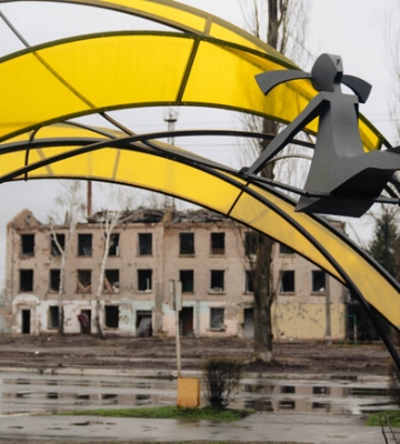 У Бородянці встановили скульптуру “Дівчинка під сонцем” з нагоди річниці деокупації Київщини