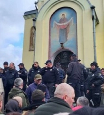 В Іршанську священик УПЦ МП ударив по голові дитину з прапором України: фото та відео