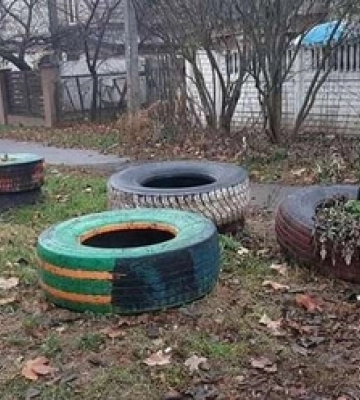 Лучанка кидала банки у муніципалів, які прибирали з дворів старі шини 