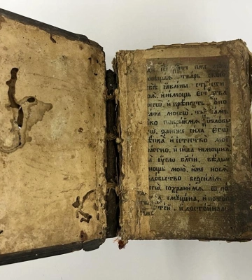 Хотіли вивезти за кордон старовинні книжки і монети: прикордонники вилучили цінності