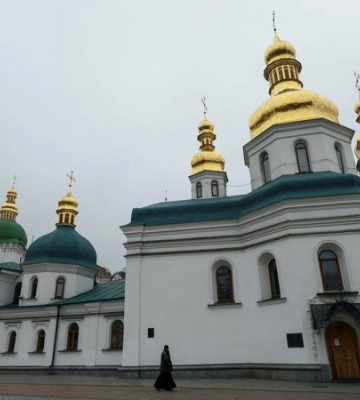 Священнику УПЦ МП, який пошкодив у Лаврі техніку журналістів, повідомили про підозру