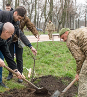 На честь героїв із нескорених міст у кропивницькому парку висадили дуби (ФОТО, ВІДЕО)