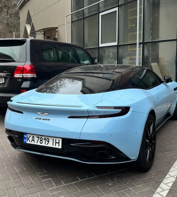 В Киеве заметили эксклюзивный суперкар Aston Martin в нестандартном цвете 
