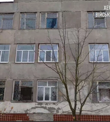 Рашисты обстреляли медучреждение в Херсоне. ВИДЕО