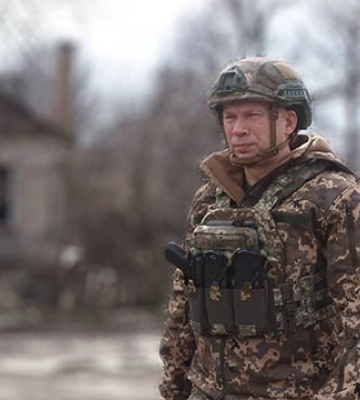 «Ворог слабшає і хоче прикрити провали». Сирський відвідав бійців під Бахмутом, спростувавши фейк росіян про «взяття» міста