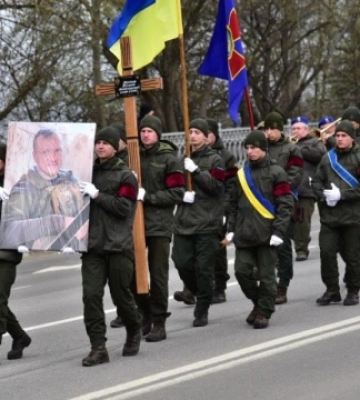 В Івано-Франківську сотні людей вийшли на ходу прощання із загиблим Віталієм Меріновим