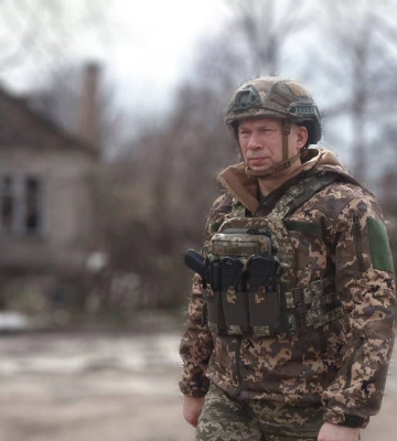 «Ворог слабшає і хоче прикрити провали». Сирський відвідав бійців під Бахмутом, спростувавши фейк росіян про «взяття» міста